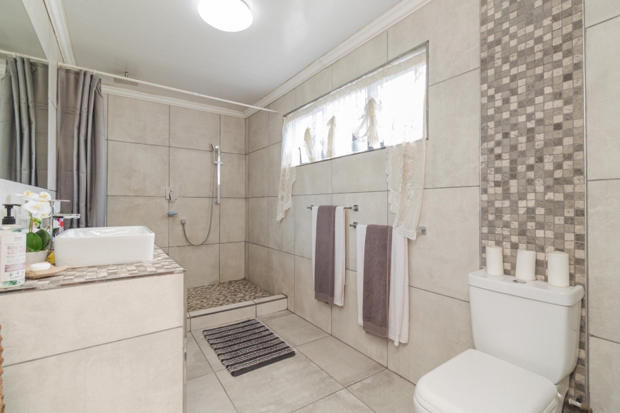 5 Bedroom Property for Sale in Loucharmante Western Cape